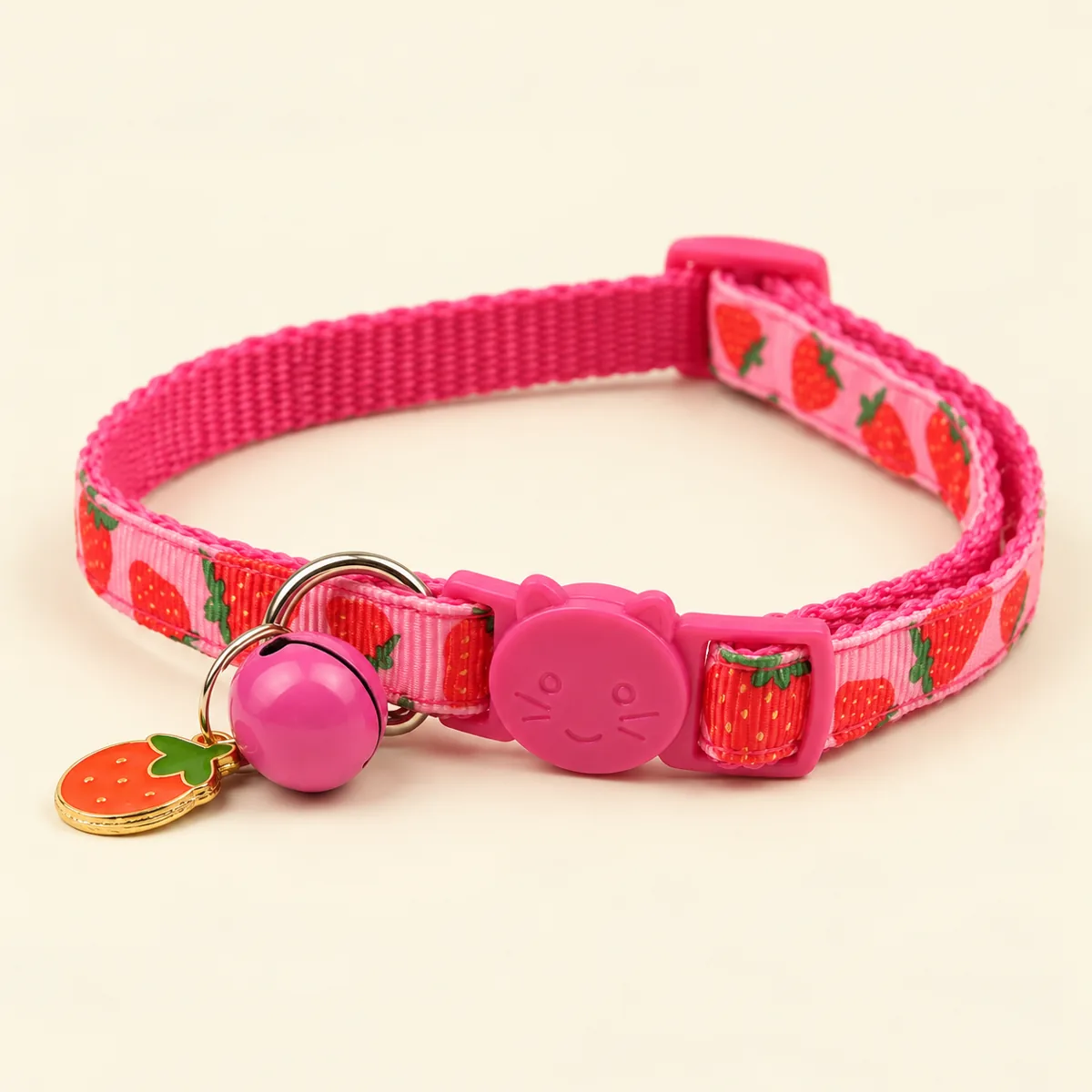 Collar rosa con frutillas y cascabel