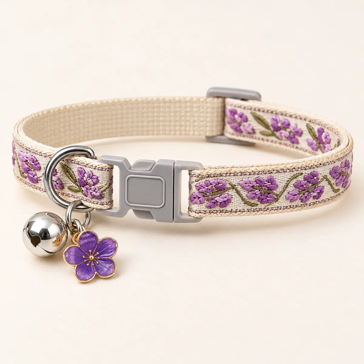 Collar lila con dije de flor