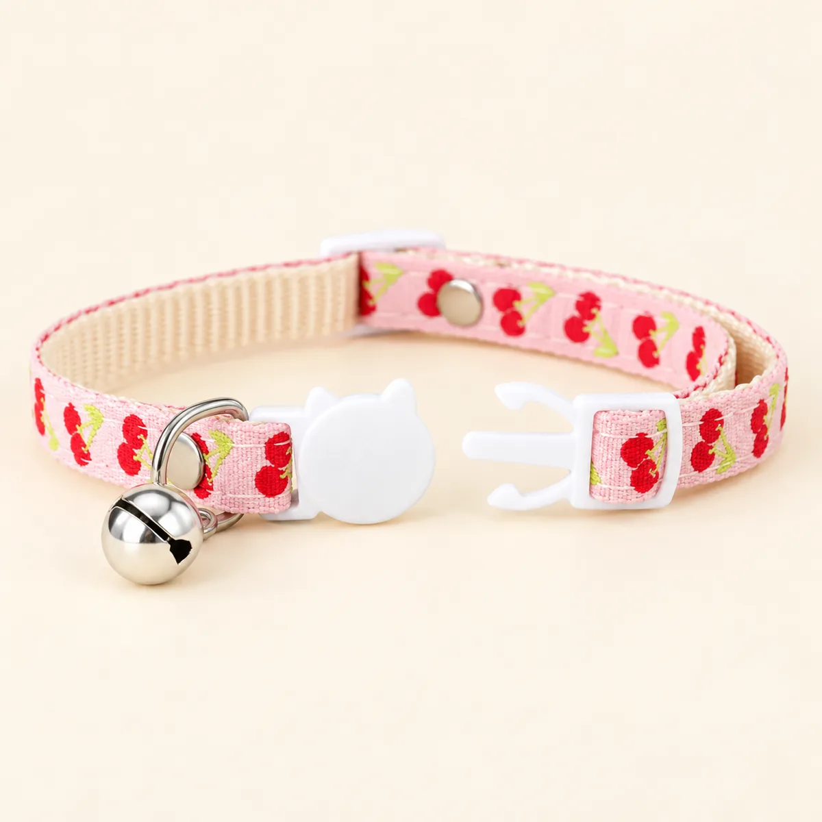 Collar rosa con cerezas y cascabel