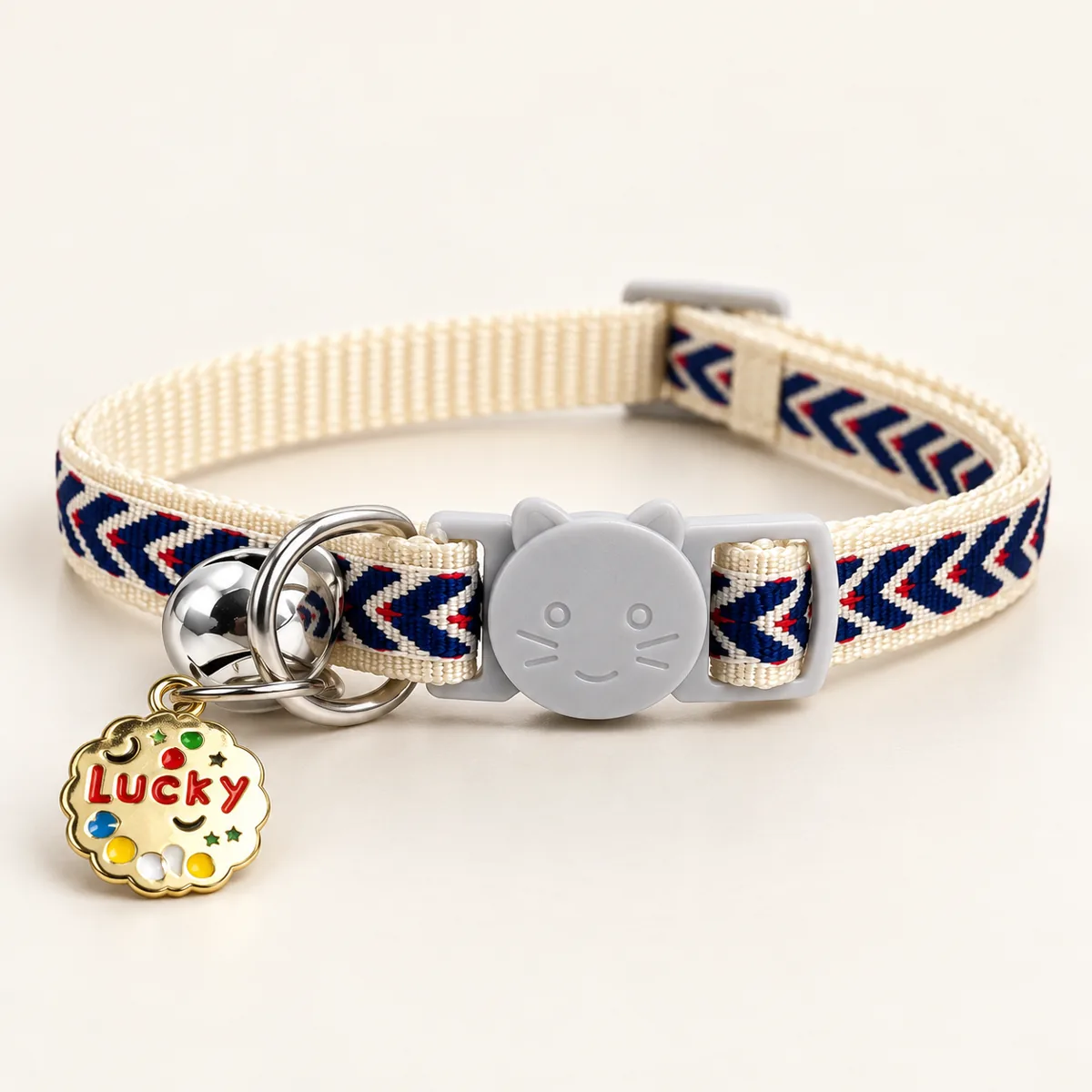 Collar blanco y azul con cascabel
