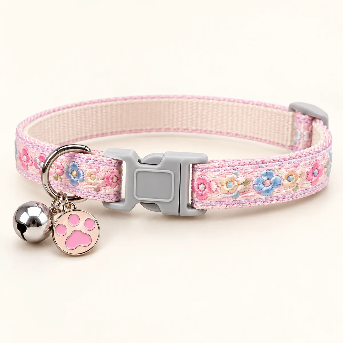 Collar bordado con dije